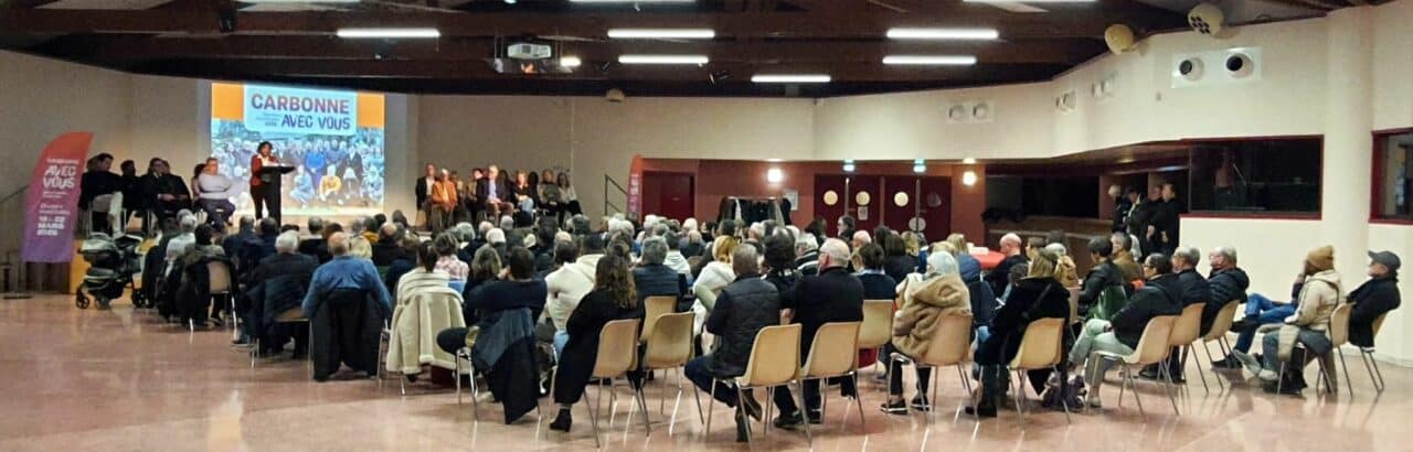 Un public public attentif