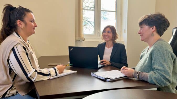 Fanny Faucon, responsable de service Energie Climat (au centre) en réunion de travail