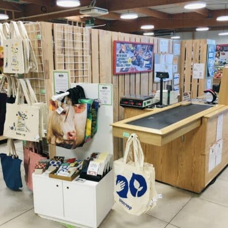 Un espace de la Biocoop à Saint-Gaudens consacré aux réalisations d'Artstock.