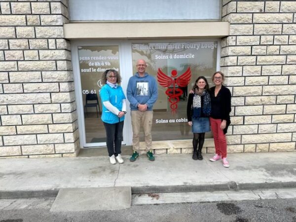 L'équipe du cabinet infirmier Floury Louge devant sa nouvelle adresse.