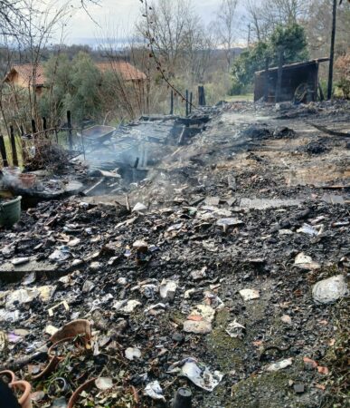 Les terribles décombres de l'incendie qui a ravagé la maison de Josiane.