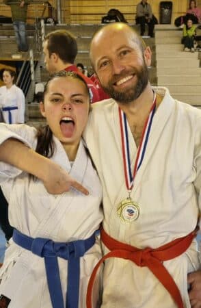 Guillaume Tardy, du karaté club de L'Isle, a décroché la médaille d'Or à Agde, félicité par sa fille Maïwenn.