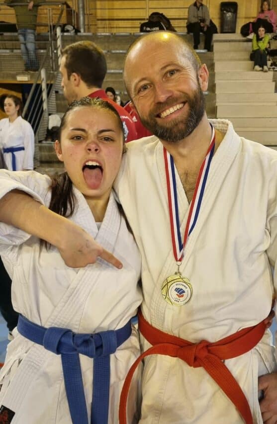 Guillaume Tardy, du karaté club de L'Isle, a décroché la médaille d'Or à Agde, félicité par sa fille Maïwenn.