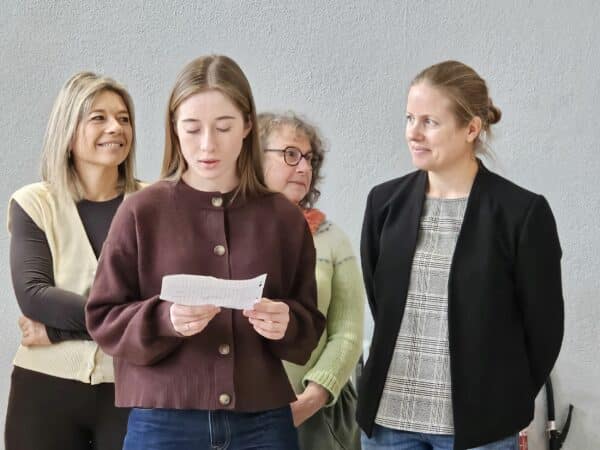Leena décerne les prix du concours Maison décorée, pour l'association Saman Canaille.