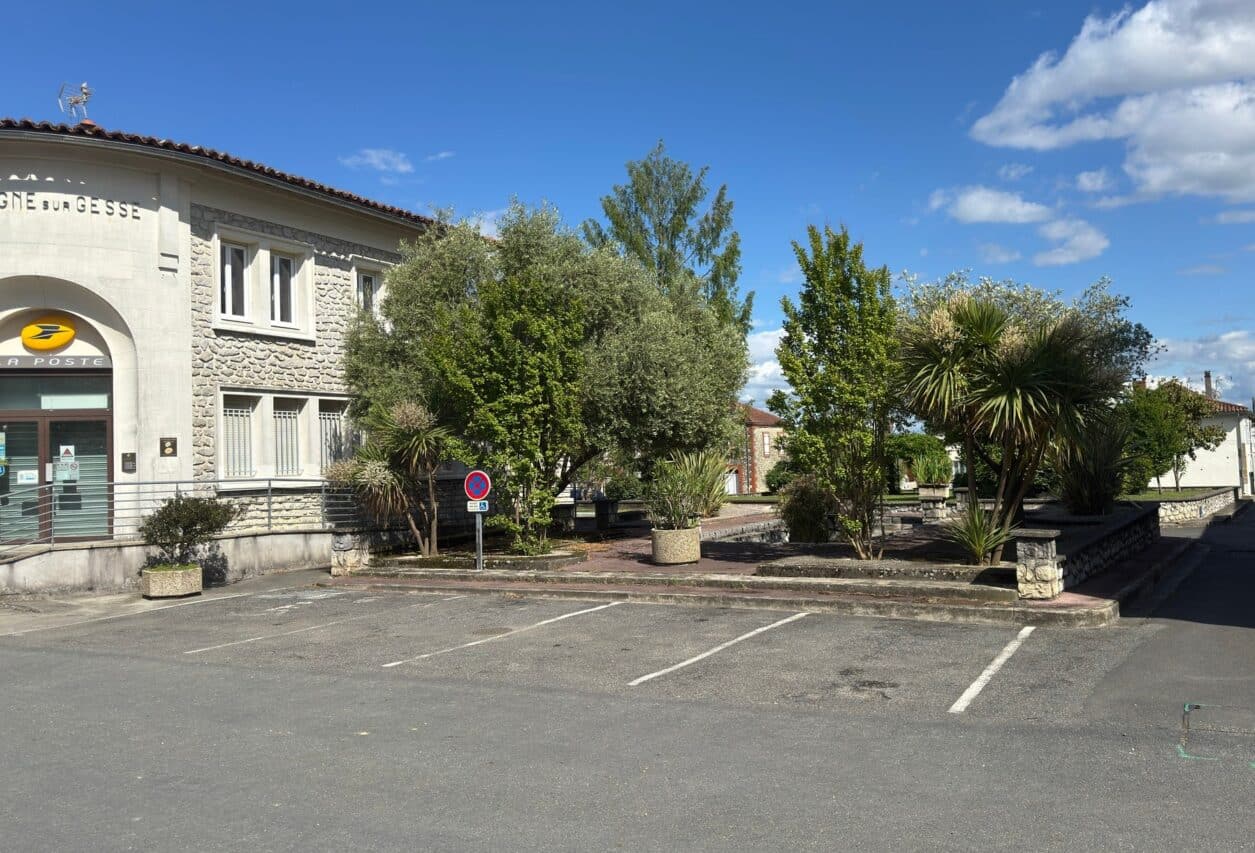 Mais que sont devenus les Lilas des Indes de la Poste à Boulogne ? pas d'inquiétude, ils ont été mis à l'abri pour être replantés plus tard.