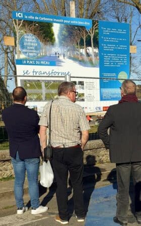 Les aménagements sont présentés sur le panneau à l’entrée de la place.