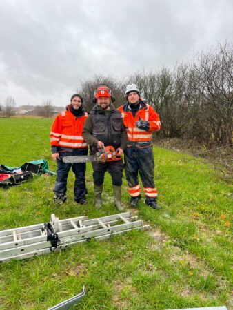 Jean Benoit Devic entouré par 2 membres de l'équipe Enedis d'Alsace