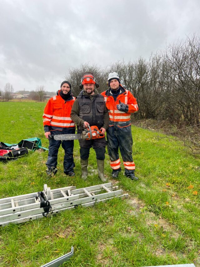 Jean Benoit Devic entouré par 2 membres de l'équipe Enedis d'Alsace