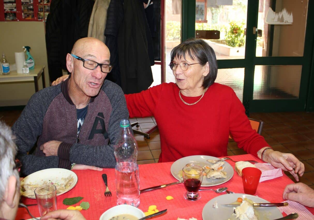 Un bon repas avec la poule-au-pot de la Belote gourmande (Alain Mougeat et Anne Marie Vecchiutti).