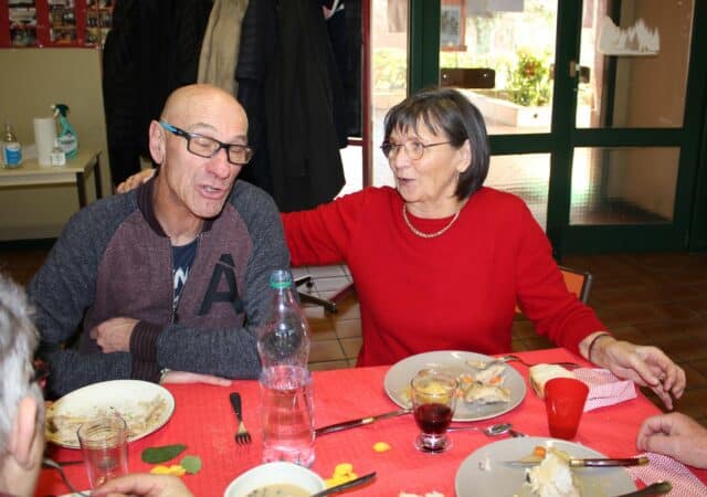 Un bon repas avec la poule-au-pot de la Belote gourmande (Alain Mougeat et Anne Marie Vecchiutti).