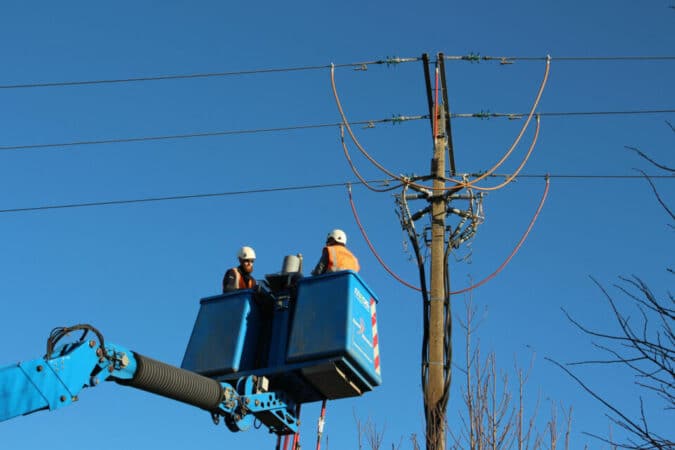 Les agents Enedis à pied d'oeuvre pour réparer les dégâts de la tempête Nils.