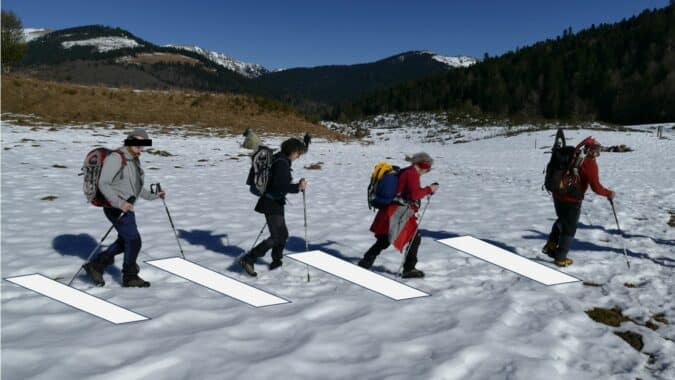 Abbey Road et les Beatles ? non, le clin d’œil photographiques du président de Randonnées à Blajan, de sortie au Courtaou. (photo F.Bucciarelli)