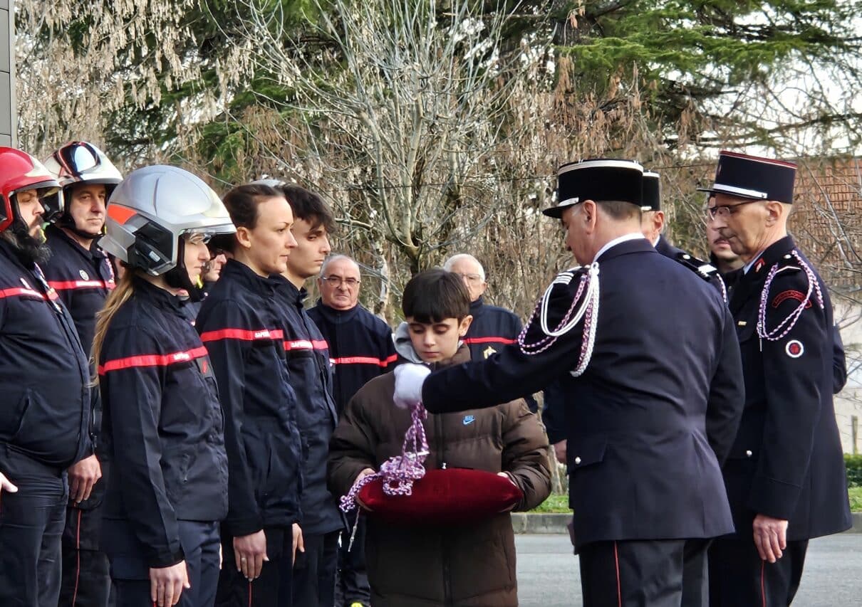 La Sainte-Barbe à Boulogne et la remise des décorations aux sapeurs-pompiers récipiendaires. (colonel Legay secondé du jeune Timéo)