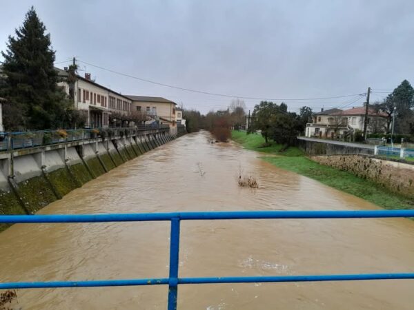 La Save en crue, au pont de l'Isle-en-Dodon.
