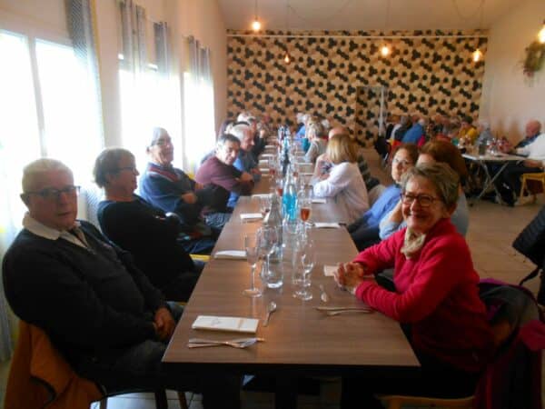 Des convives heureux de partager ce moment convival.