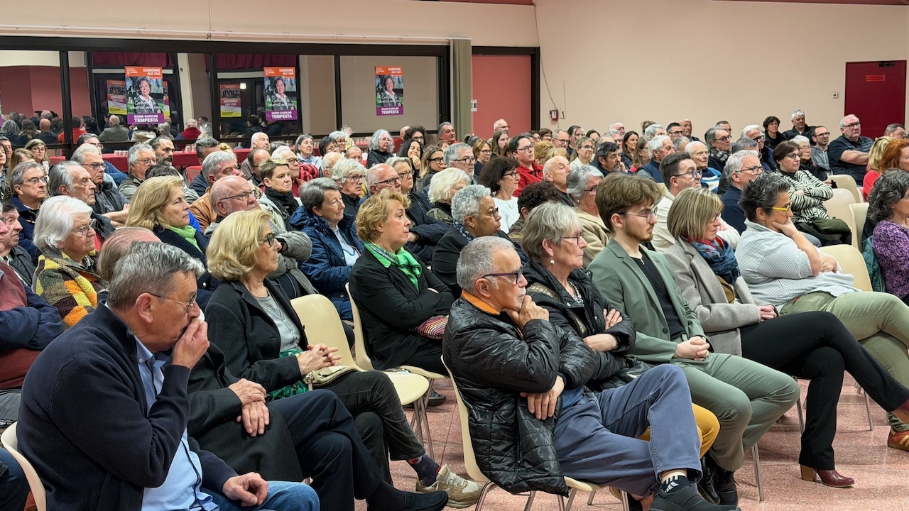 Une salle comble pour venir écouter la liste Carbonne avec vous et sa tête de liste Marie Caroline Tempesta