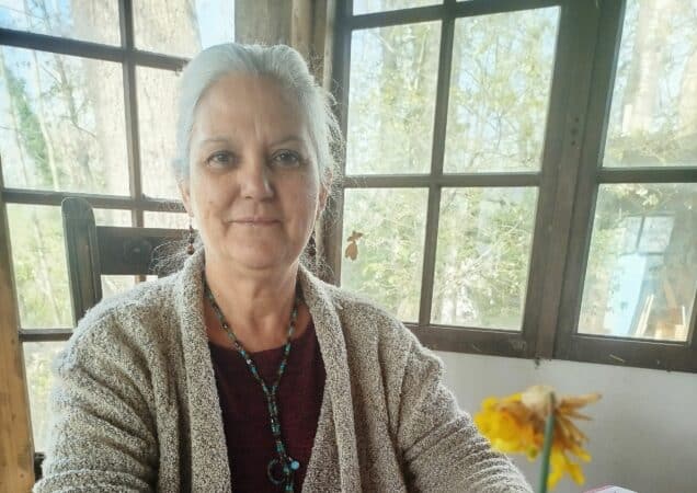 Nuria Ricart Cot, venue d'Espagne et installée à Montmaurin, trouve l'inspiration sur des pierres qu'elle peint.