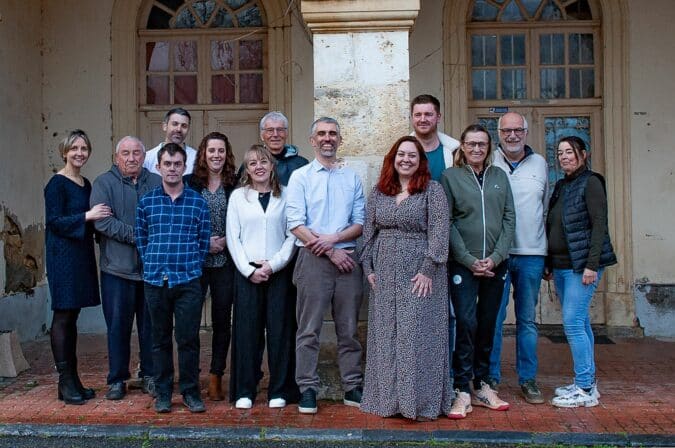 Matthieu Grindes (au centre) et ses colistiers, prêts pour les élections à Blajan.