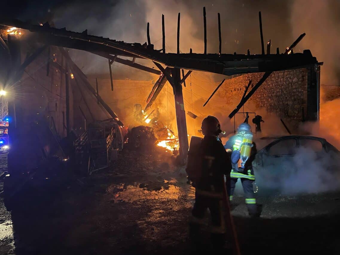 Un pavillon et sa grange ravagés par un incendie à Larroque.