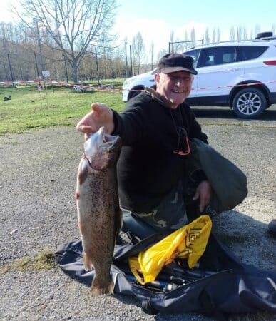 Des prises magnifiques au 1er concours de pêche de la saison à Saint-Marcet, avec des truites de plus de 2kg.