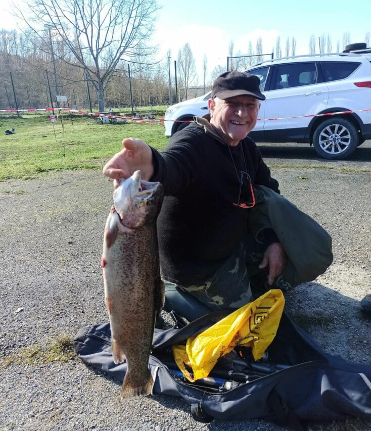 Des prises magnifiques au 1er concours de pêche de la saison à Saint-Marcet, avec des truites de plus de 2kg.