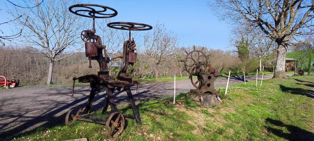 Des sculptures métalliques modernes ? non les vestiges d'anciennes machines agricoles, parmi les jolies surprises de la balade autour de Ciadoux.