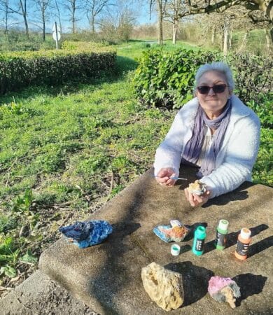 Nuria Ricart, peintre sur pierre, partenaire de l'association Terracor Terre de Choix.