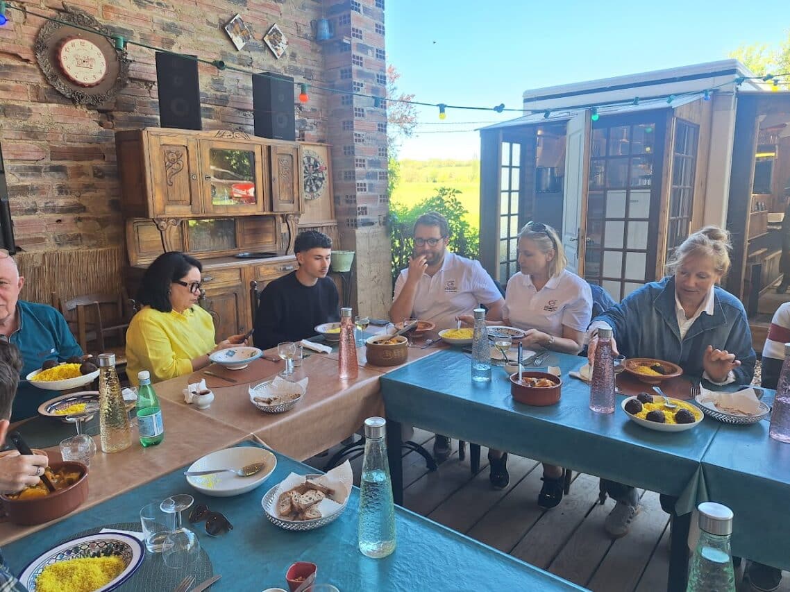 Une pause gourmande en plein air au restaurant L’Abri-Bus au Fousseret