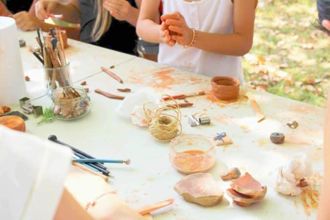Les mains dans l'argile à la manière des gallo-romains, au musée archéologique de Montmaurin.