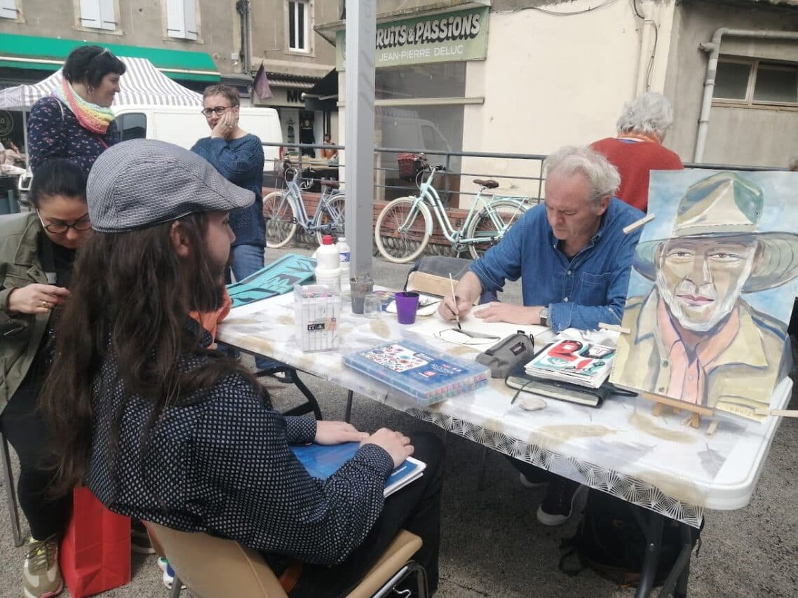 Durant le festival, le public rencontre les auteurs en cœur de ville