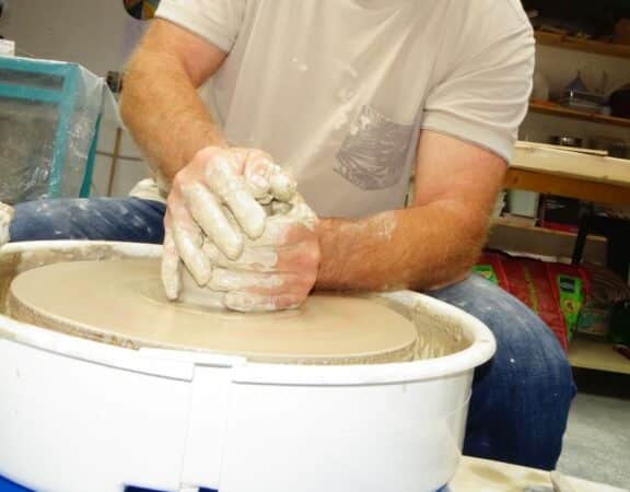 A la Cafetière, enfants et parents pourront modeler la terre avec Pierre Rousson (photo illustration).