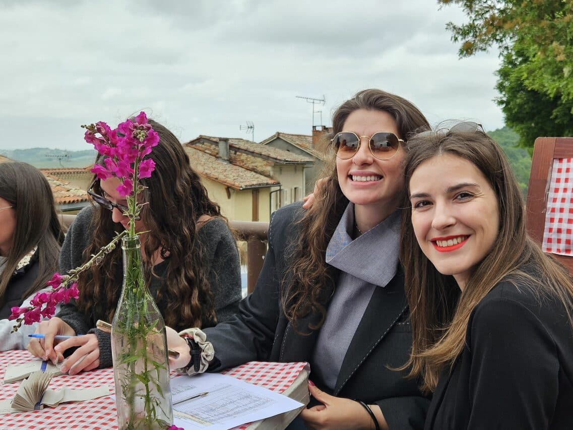 Charme et sourire à la billetterie du Comité des Fêtes pour la mounjetade.