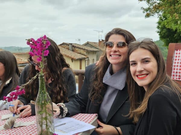 Charme et sourire à la billetterie du Comité des Fêtes pour la mounjetade.