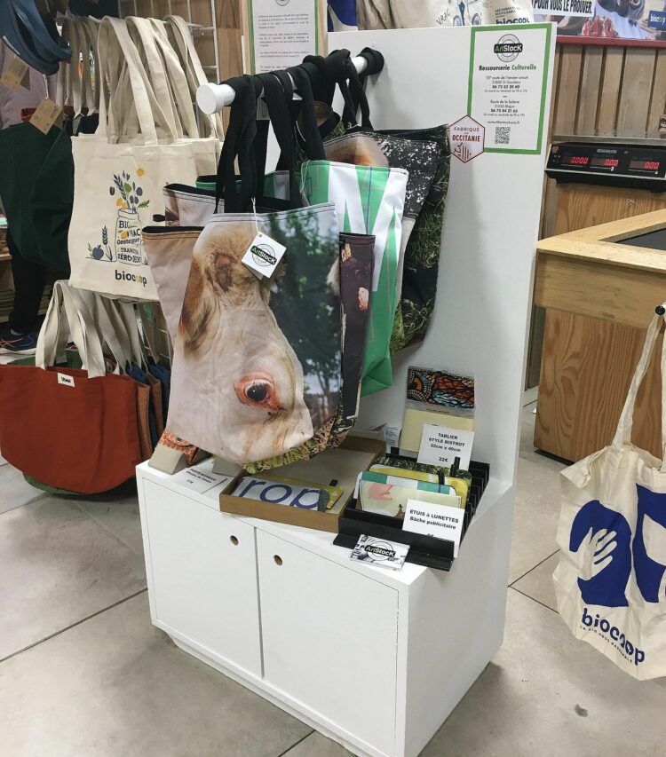 Un espace réservé aux créations Artstock dans le magasin Biocoop de Saint-Gaudens.