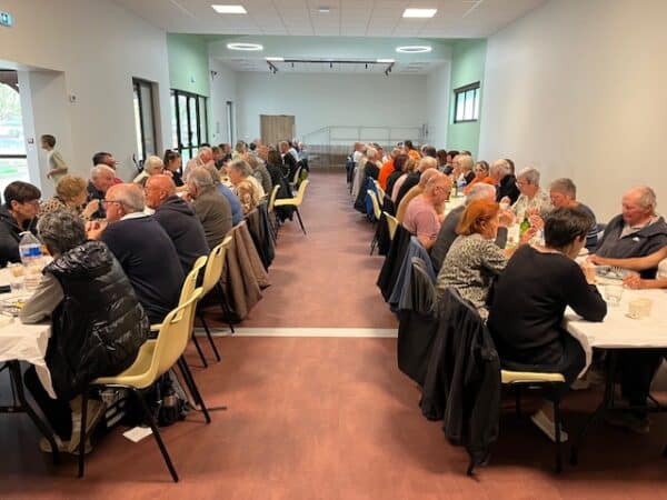 Une bonne centaine de marcheurs et plus encore au repas qui a suivi, à Charlas.
