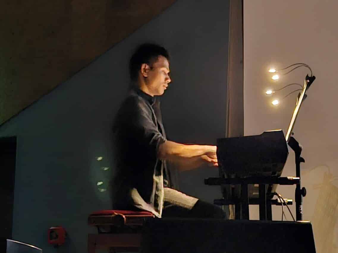 Le pianiste Antoine Moulard et le batteur Nicolas Di Costanzo ont illustré de leur musique en live un film muet de Buster Keaton.