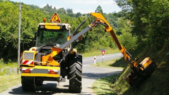 Les broussailles bordant les voies communales vont être nettoyées par les épareuses de la 5C, soyez vigilants.