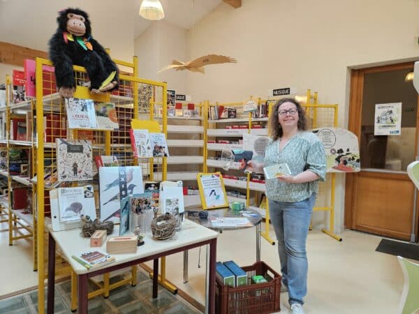 Bénédicte, responsable de la Médiathèque intercommunale à L'Isle, présente l'exposition documentaire interactive Plumes et Compagnie.