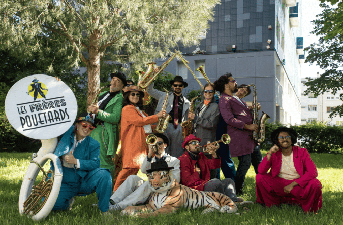 Les Frères Pouétards arrivent en fanfare à la Glissade.