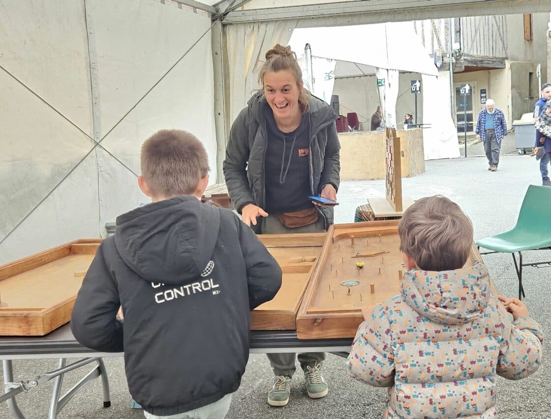 Alexandrine Bazin créé des jeux en bois dans son Atelier du Rat Botté, pour donner de la joie aux familles.