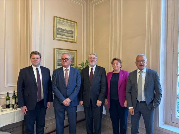 Le sénateur Pierre Médevielle et ses pairs ont reçu l'ambassadeur Niall Burgess et son conseiller Michaël Tierney.