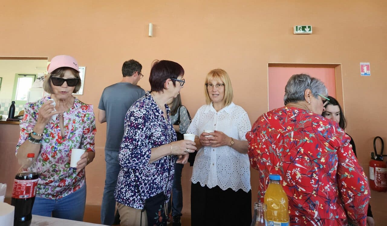 Christelle Gilloux, nouvelle maire de Mondilhan, lors de la journée de participation citoyenne dimanche 5 avril.