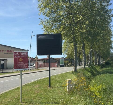 Plus de panneaux lumineux, mais une application sur les mobiles pour s'informer sur les événements du territoire.