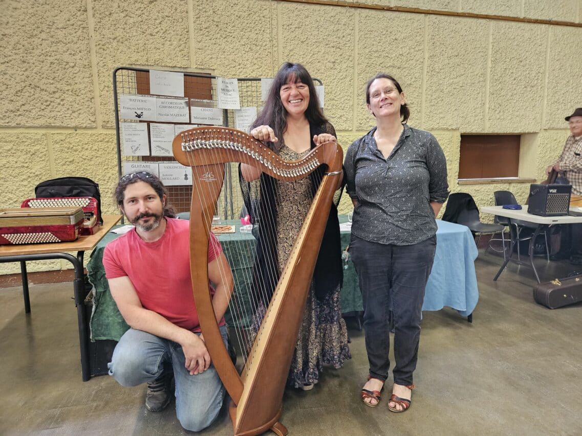Claire Prioux (à dr) sur le stand de l'ADAC avec Nathalie Hoffmann harpiste et Nicolas Mazerat professeur d'accordéon.