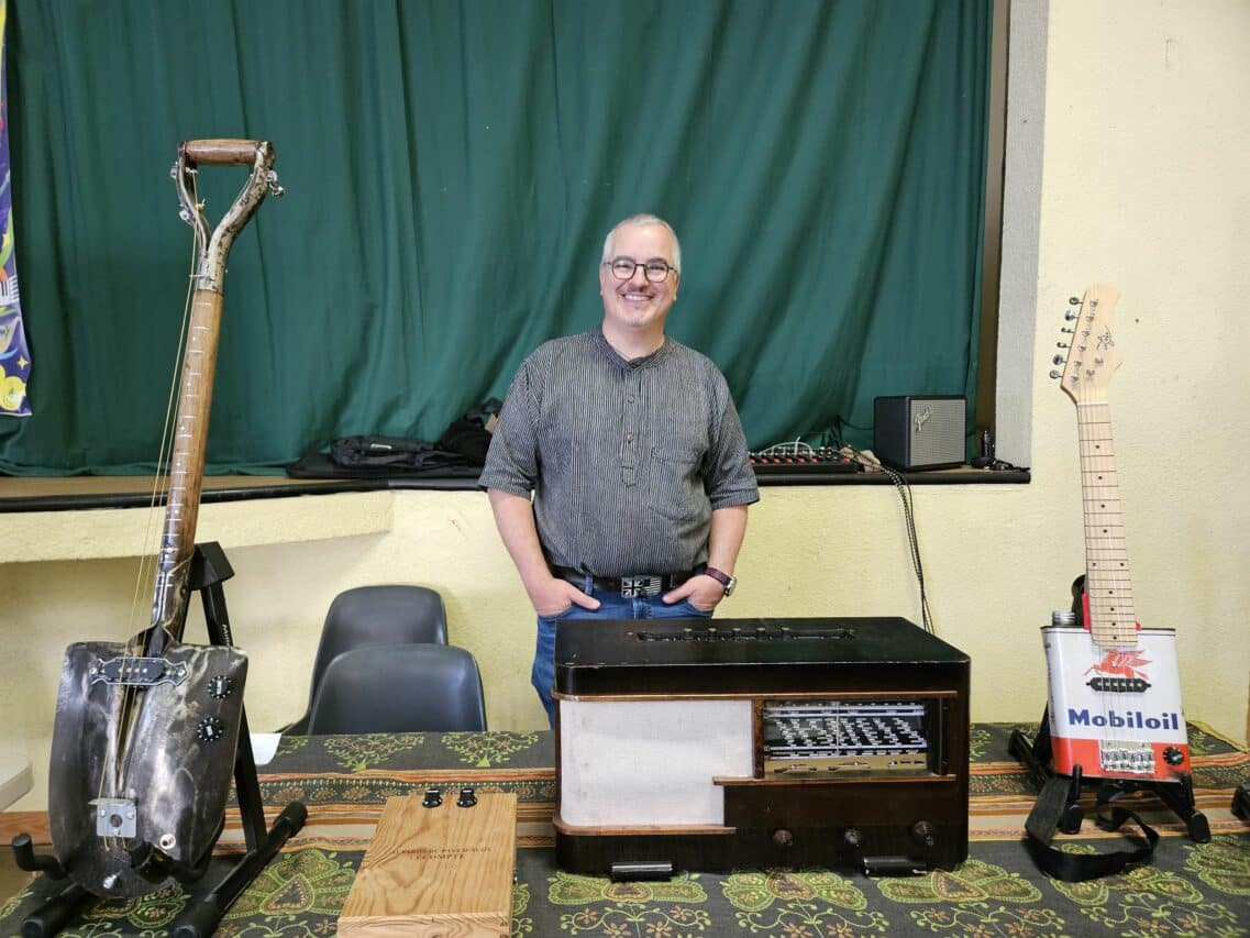 Laurent Zanetti, un luthier atypique qui construit des cigar box guitars.
