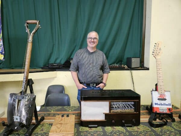 Laurent Zanetti, un luthier atypique qui construit des cigar box guitars.