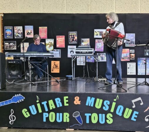Des musiciens talentueux et généreux, heureux de partager leur passion, ont animé de mini concerts les RBM à Blajan (ici Jean-Marc Rouquette et Jano Dutour).