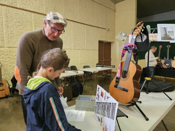 Ils ont été nombreux, à l'instar de ce petit garçon et de son grand-père, à tenter la chance à la tombola, mais c'est Mr Amblard qui a été l'heureux gagnant.