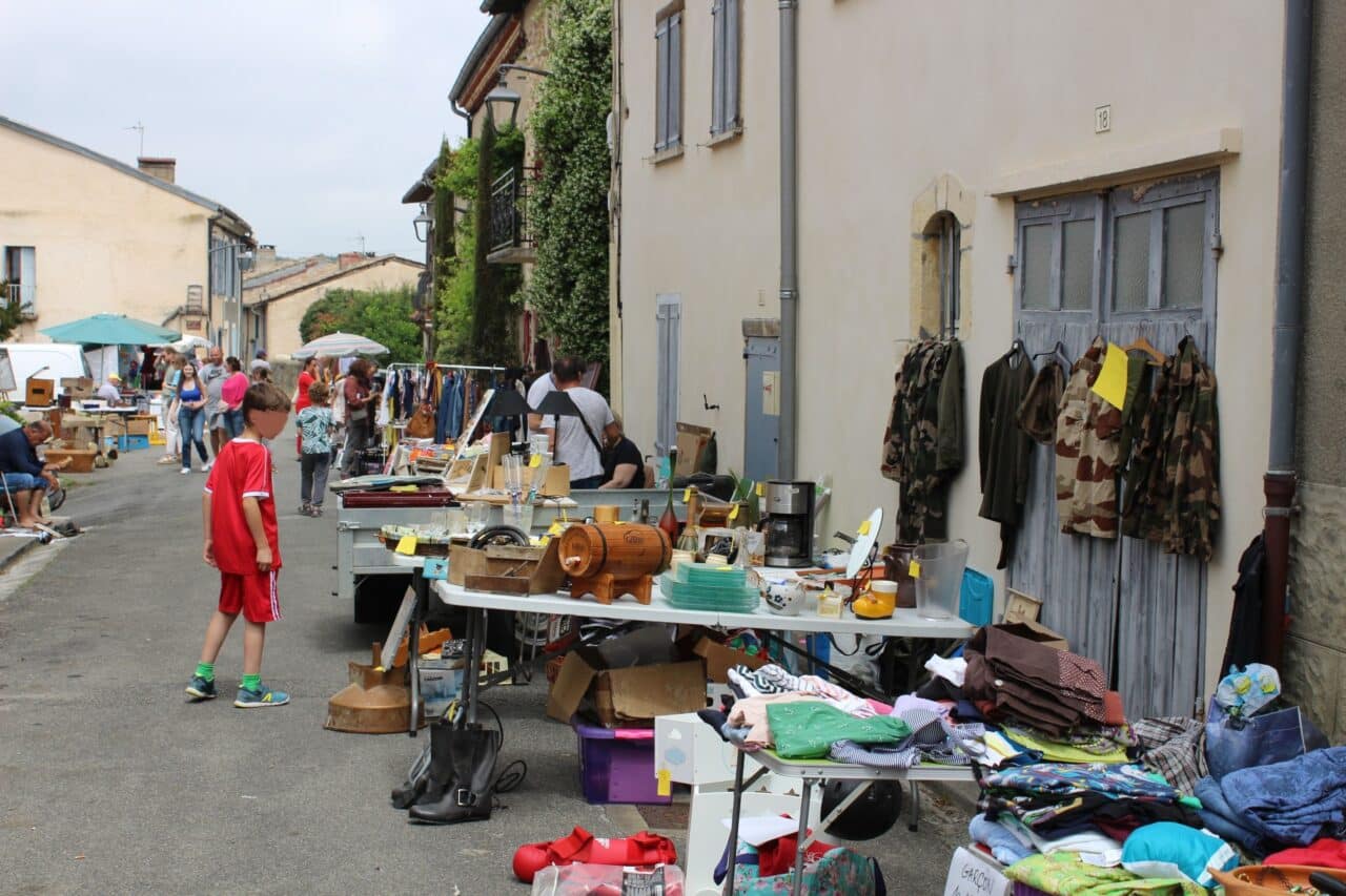 Les bonnes affaires à chiner au vide-greniers, c'est samedi à Aurignac (photo archives).