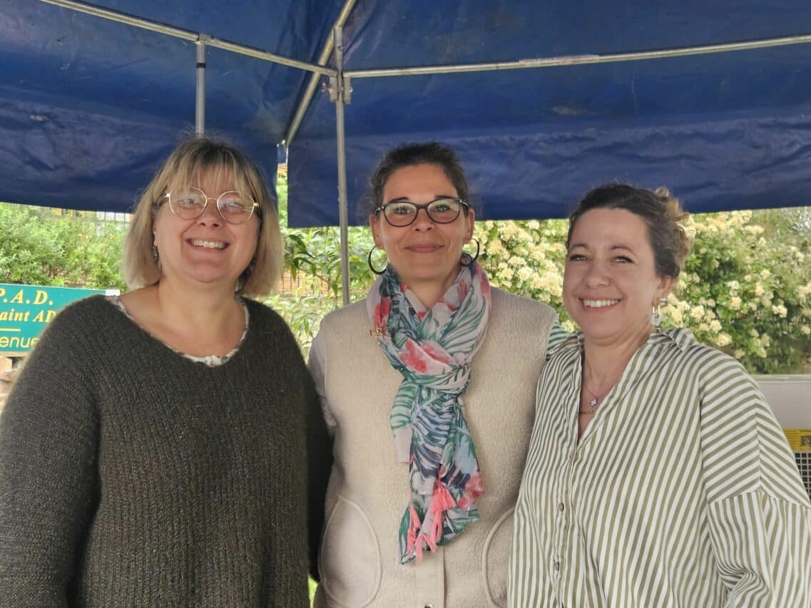Parmi les bénévoles des Papillons blancs, association attachée à l'Ehpad de l'Isle, Nathalie aide-soignante, Carole et Laetitia ASH. Sourire et charme à la buvette !